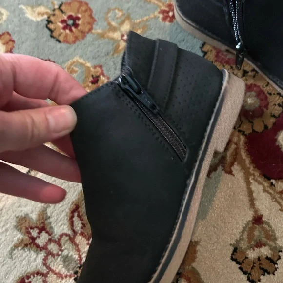 Children’s Place Booties - Picture 5 of 6